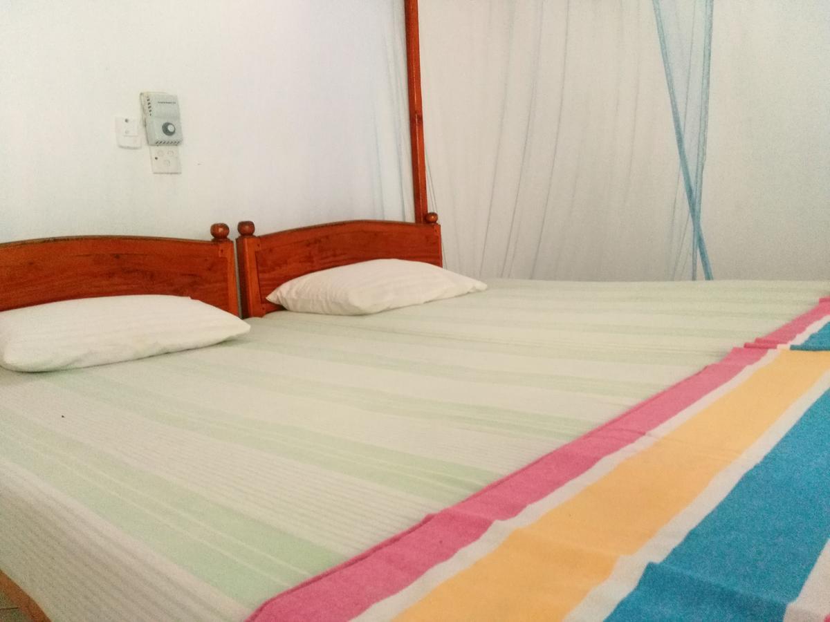 Sunnys Beach Guest House Хіккадува Екстер'єр фото